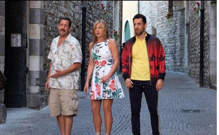Luis Gerardo Méndez presume foto con Jennifer Aniston y Adam Sandler