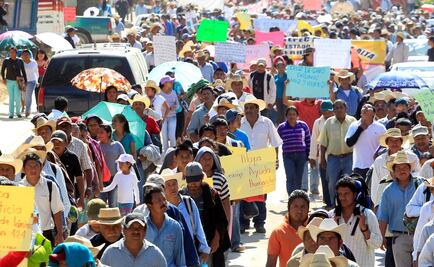 Marchan afectados por "Ingrid" y "Manuel" en Guerrero