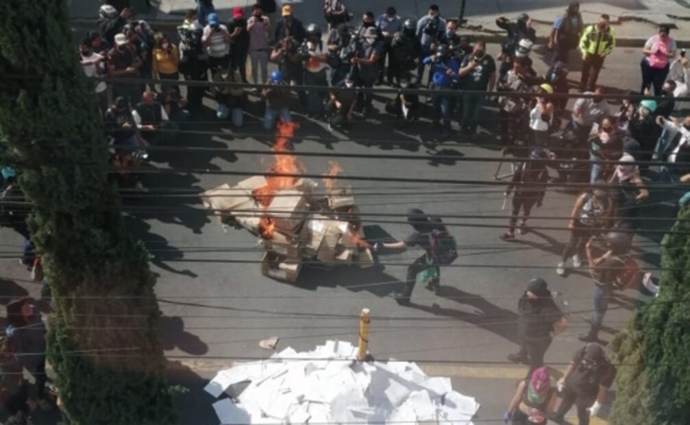 Protestan mujeres contra feminicidios; reportan daños a estaciones de L7 del Metrobús