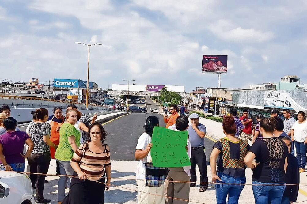 En diversos puntos de Villahermosa, los trabajadores inconformes se movilizaron para demandar al gobernador Arturo Núñez el pago de prestaciones. Foto: LUMA LÓPEZ. EL UNIVERSAL