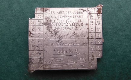 Reaparece raro broche judío en Auschwitz