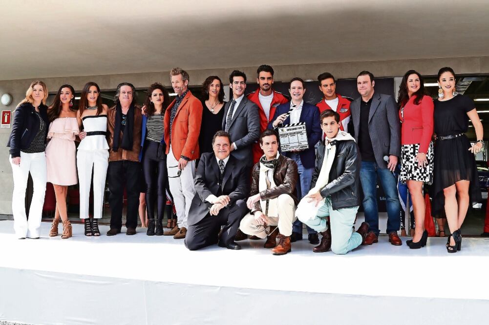 El elenco se reunió en el Autódromo Hermanos Rodríguez para presentar la serie este martes (ARIEL OJEDA. EL UNIVERSAL)