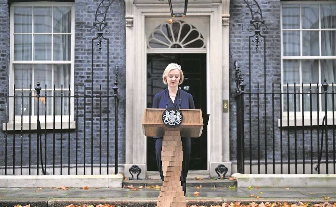 La primera ministra británica, Liz Truss, anunció ayer su dimisión en Downing Street. “Dada la situación, no puedo cumplir con el mandato para el cual fui elegida por el Partido Conservador”, declaró.