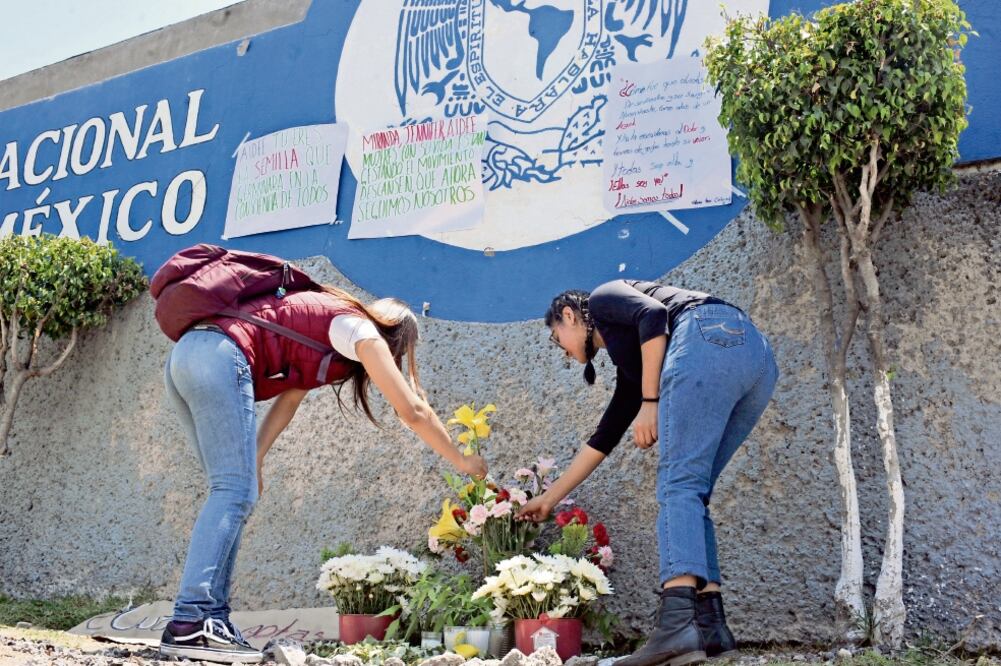 Compañeros de la estudiante improvisaron un altar en el frente de las instalaciones del CCH Oriente con flores y mensajes en contra de la violencia. Foto: ARMANDO MONROY. CUARTOSCURO