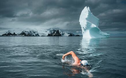 Activista nada en la Antártida para pedir protección oceánica