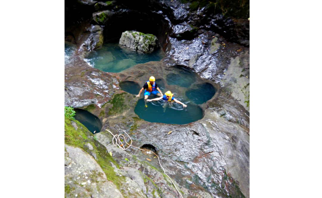 Las pozas cristalinas en forma de "pata de perro" tiene una profundidad de tres metros.  (Foto: Cortesía Descubre Cuetzalan)