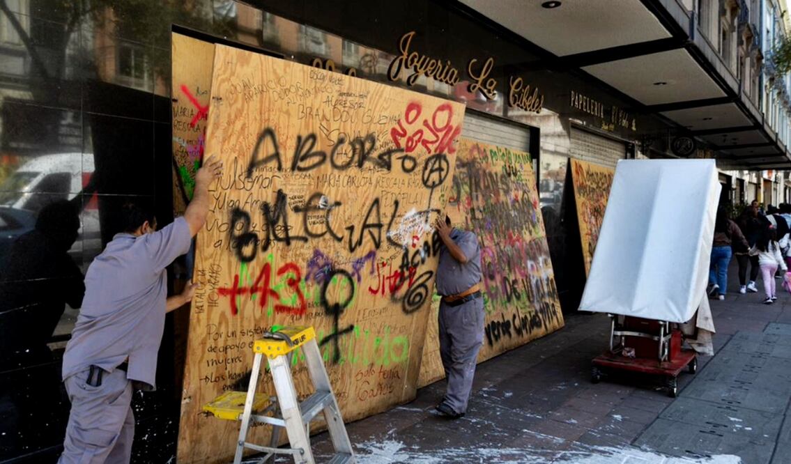 Trabajadores de comercios del Centro Histórico de la CDMX realizan labores de limpia en locales comerciales, tras la marcha del 2 de octubre en la Ciudad de México, el 3 de octubre de 2025. Foto: Hugo Salvador/EL UNIVERSAL