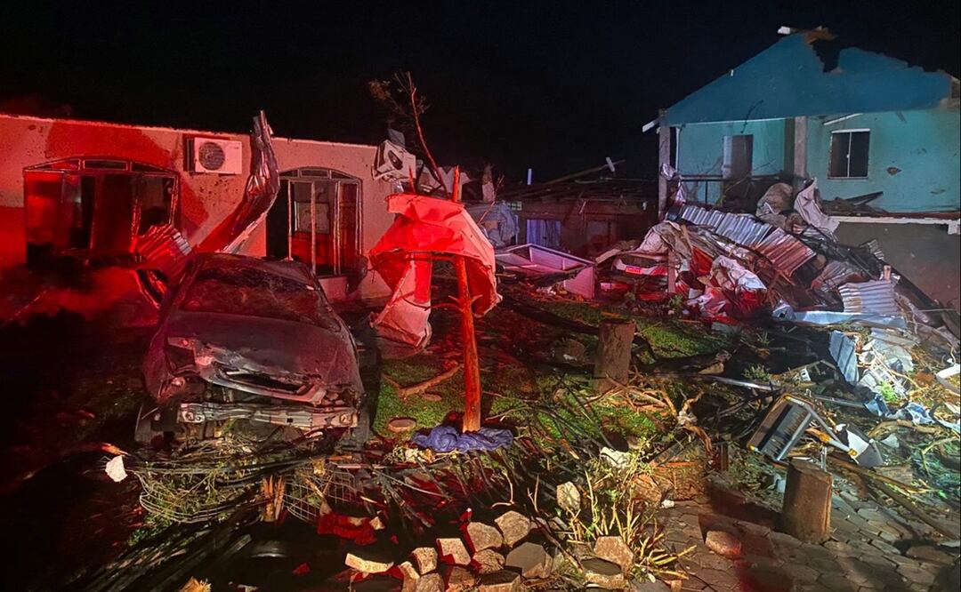 Los violentos vientos hicieron volcar autos y derrumbaron viviendas enteras en Rio Bonito do Iguaçu, una localidad de 14.000 habitantes ubicada en el estado de Paraná, a unos 400 kilómetros de la capital, Curitiba. Foto: AFP