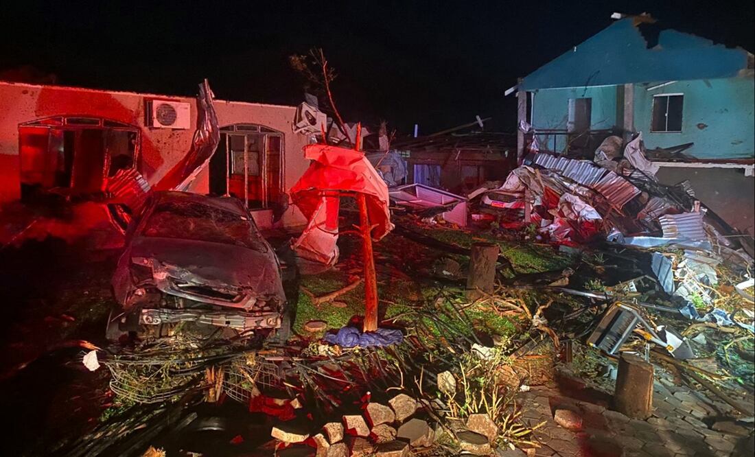 Los violentos vientos hicieron volcar autos y derrumbaron viviendas enteras en Rio Bonito do Iguaçu, una localidad de 14.000 habitantes ubicada en el estado de Paraná, a unos 400 kilómetros de la capital, Curitiba. Foto: AFP