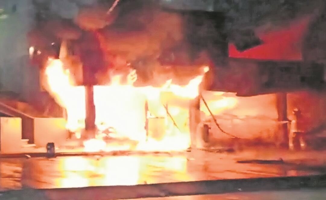 Manos criminales prendieron fuego el martes pasado a un Oxxo localizado en la colonia Joyas de Castilla, de León. Foto: Especial