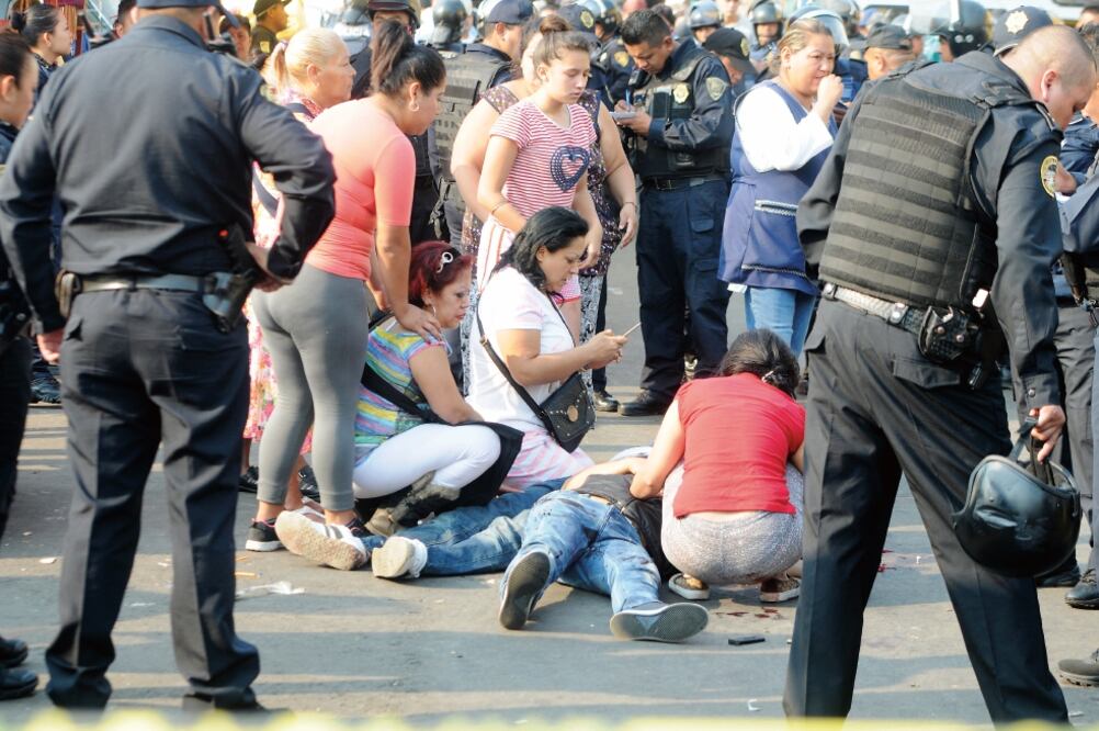 Los cuerpos fueron rodeados por sus familiares, que en un inicio impidieron que policías y paramédicos se acercaran a ellos. Cada uno recibió dos impactos de bala, dio a conocer la Secretaría de Seguridad Pública capitalina (HUGO GARCÍA. EL UNIVERSAL)