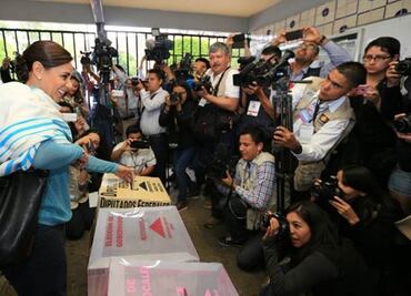 Acude a votar Luisa María Calderón en Michoacán