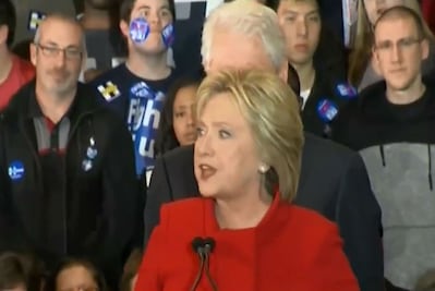 "Joven sticker" roba cámara a Hillary