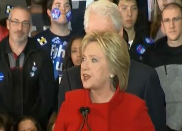 "Joven sticker" roba cámara a Hillary