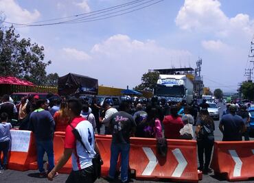 Manifestantes bloquean Av. Centenario en protesta al transporte público