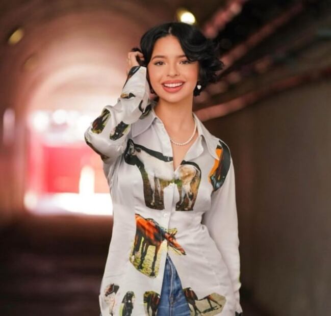 Ángela Aguilar luce camisa con print de caballos que vas a amar