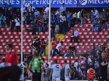 Terror en la Liga MX: Barristas de Atlas y Querétaro invaden la cancha