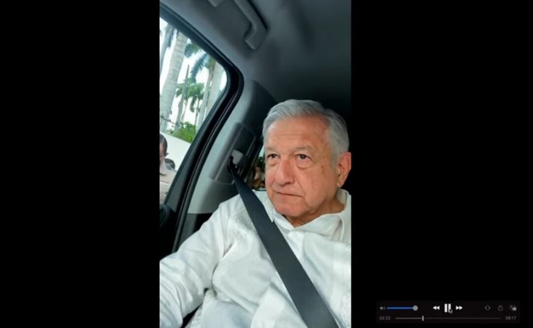 Ante un bloqueo de maestros de la CNTE, López Obrador grabó un mensaje en su camioneta. Foto: Captura de pantalla