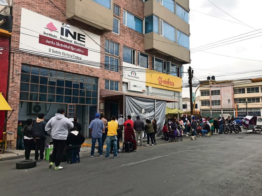 El fin de semana habitantes de Neza abarrotaron el módulo del INE para tramitar su credencial. Foto: Emilio Fernández / EL UNIVERSAL