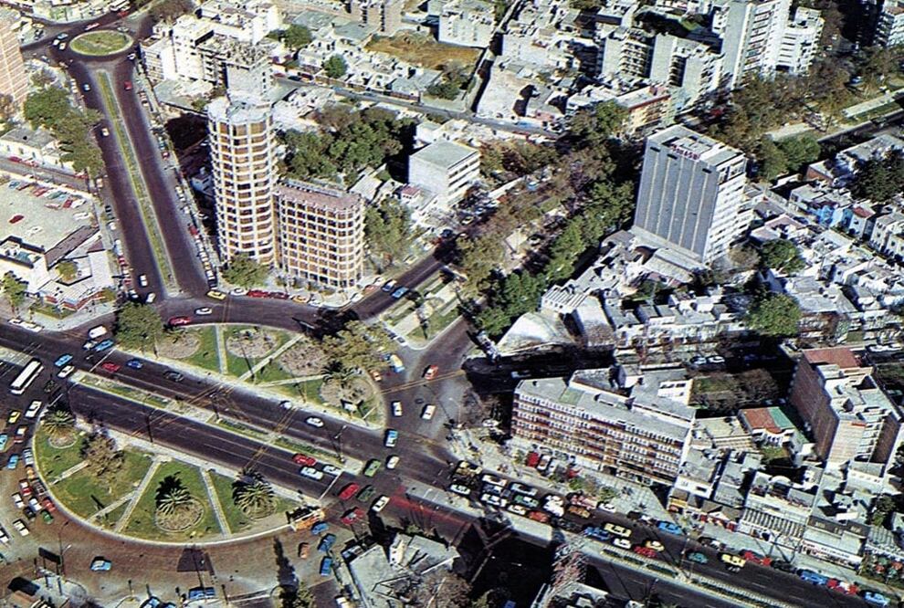 Toma aérea de los alrededores de la desaparecida Glorieta de Mixcoac en 1974 este espacio desapareció poco tiempo después; es el sitio donde convergen hasta el día de hoy las avenidas Insurgentes Sur, José María Rico y Río Mixcoac.