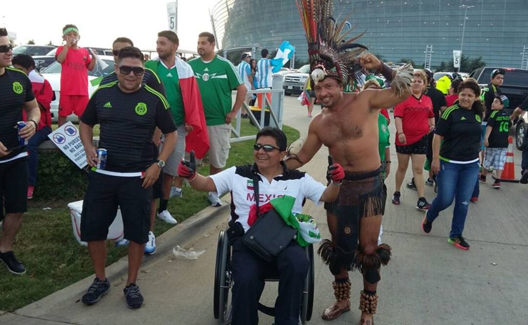 Los aficionados se congregan en los alrededores. Foto: Édgar Luna
