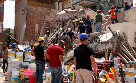 Un beso a su bebé antes de ayudar en rescates del sismo