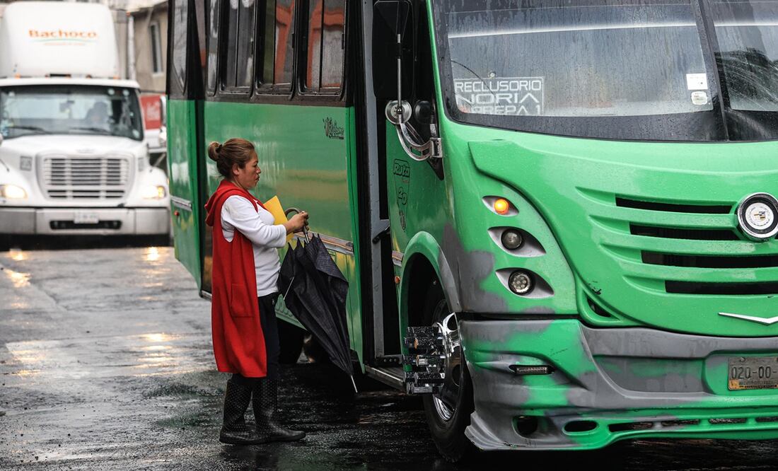 Capitalinos se resguardan de las lluvias en el sur de la ciudad. FOTOS Gabriel Pano El Universal
