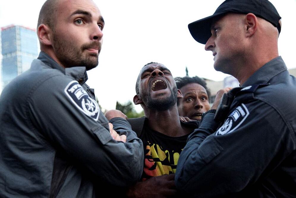 Fuentes policiales informaron que dos manifestantes fueron arrestados en el curso de los violentos enfrentamientos, que tuvieron por escenario la emblemática Plaza Rabin de Tel Aviv, donde se desarrolló una auténtica batalla campal
