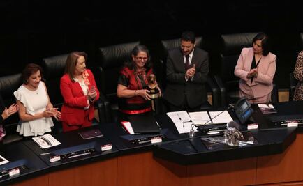 Senado premia a feminista; “soy una católica roja”, dice
