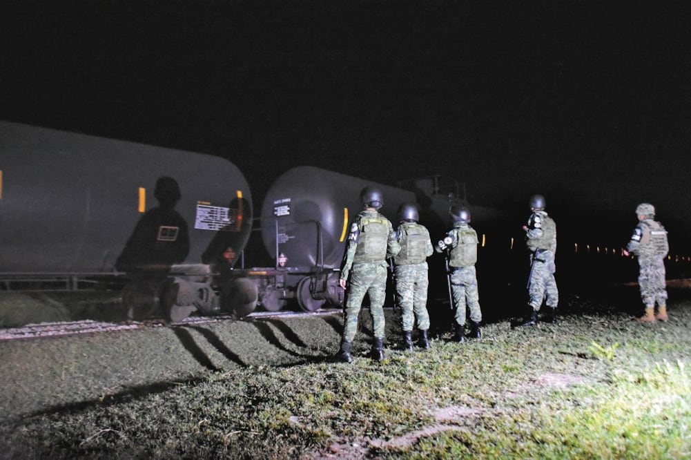 En Chiapas, elementos de la Guardia Nacional realizan un operativo en el tren conocido como La Bestia, en busca de migrantes sin documentación. Foto/JACOB GARCÍA. EL UNIVERSAL