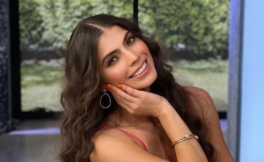 Esmeralda Ugalde adora lucir outfits coloridos y se entrega a la primavera con minivestidos. Fuente: Instagram @esmeoficial