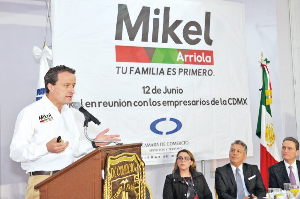 Mikel Arriola en un encuentro con integrantes de la Cámara Nacional de Comercio de la Ciudad de México (Canaco) (CORTESÍA)