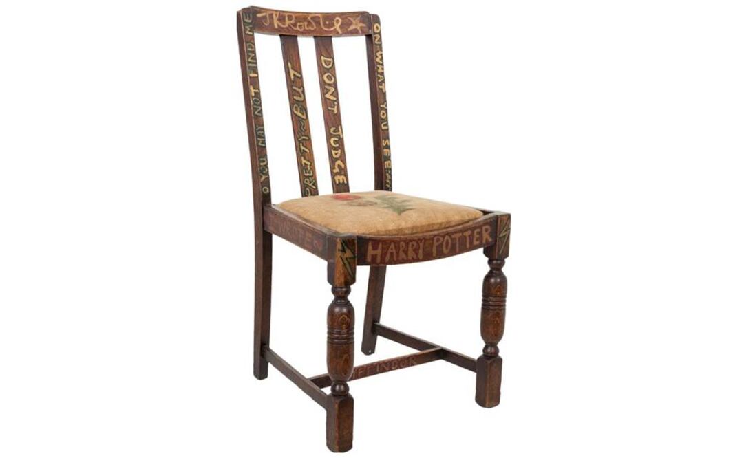 La autora escribió con pintura en partes de la madera. (FOTO: AP)