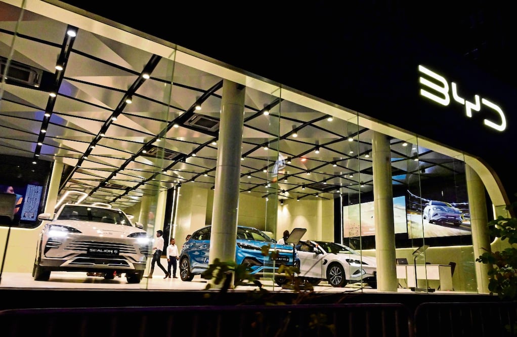 Aunque BYD y otros fabricantes chinos de vehículos eléctricos se están viendo afectados por los aranceles establecidos en Estados Unidos, sus autos están teniendo éxito en el sureste asiático, Medio Oriente y Europa. Foto: AFP