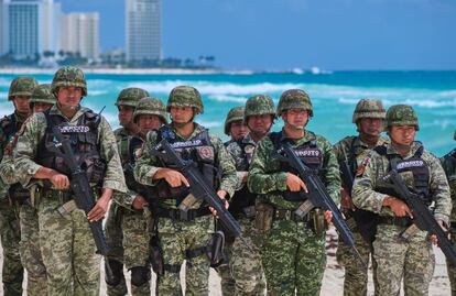 Refuerzan seguridad en playas de Quintana Roo para recibir a turistas en temporada vacacional