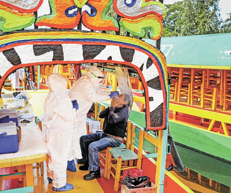 En los embarcaderos recién abiertos al público se aplicaron pruebas PCR y a prestadores de servicios les enseñaron a sanitizar sus trajineras. Foto: DIEGO SIMÓN. EL UNIVERSAL