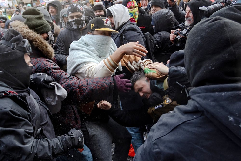 Manifestantes se enfrentan al influencer de derecha Jake Lang el 17 de enero de 2026 en Minneapolis, Minnesota. Foto: AFP