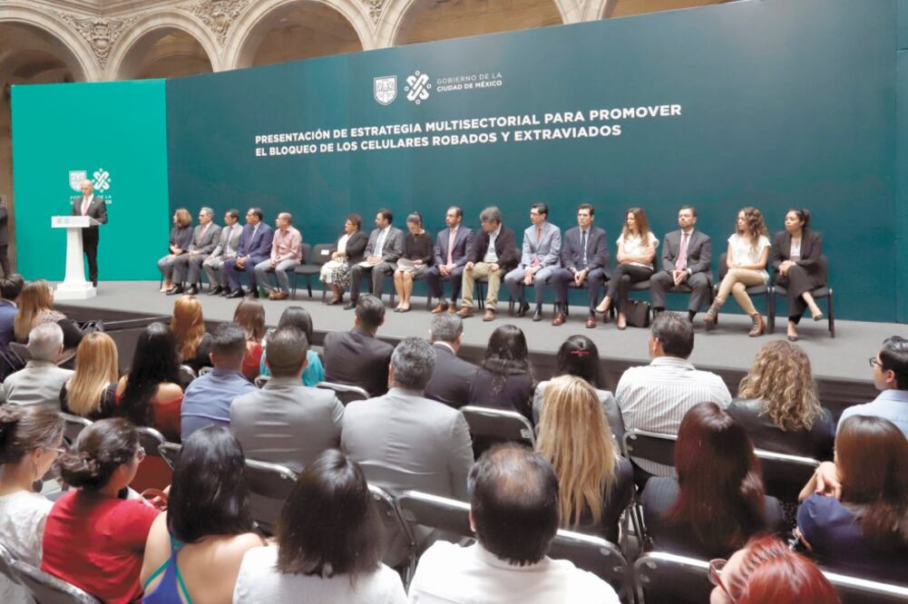 Las autoridades capitalinas invitaron a la ciudadanía a conocer su número de IMEI para bloquear su celular en caso de robo o extravío. Foto: BERENICE FREGOSO. EL UNIVERSAL