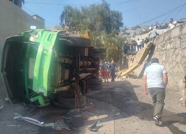 Volcadura de autobús en Tlalnepantla deja 20 lesionados; chofer es detenido