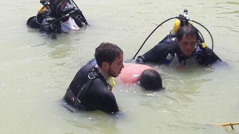 Buzos localizan cuerpo de niño que cayó en presa de Atizapán
