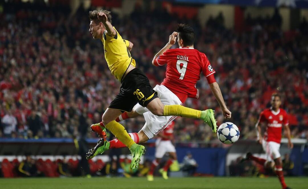 Raúl Jiménez disputa el balón. Reuters