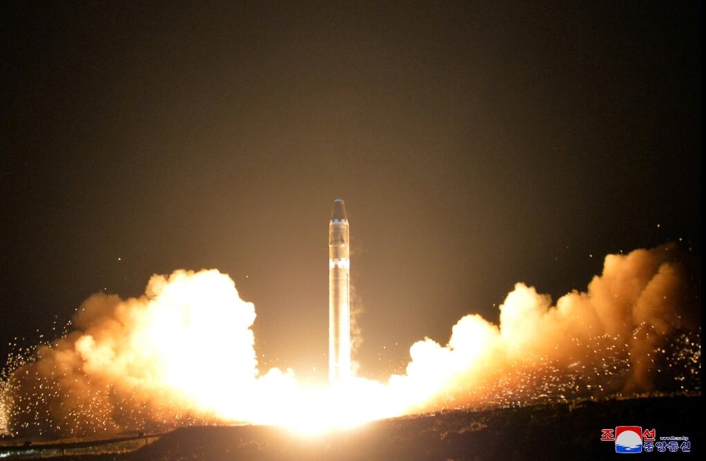 El régimen norcoreano publicó una amplia galería de fotografías de su nuevo misil balístico intercontinental, el Hwasong-15, lanzado en la madrugada del miércoles con la supervisión del líder norcoreano, Kim Jong-un. Foto: REuters