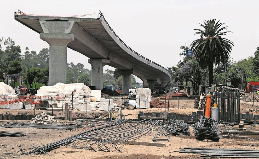 La construcción del puente vehicular en Cuemanco, que lleva un avance de 92%, ha estado en medio de la polémica porque activistas denuncian la destrucción de un humedal donde está la obra. Foto: Archivo/ El Universal.
