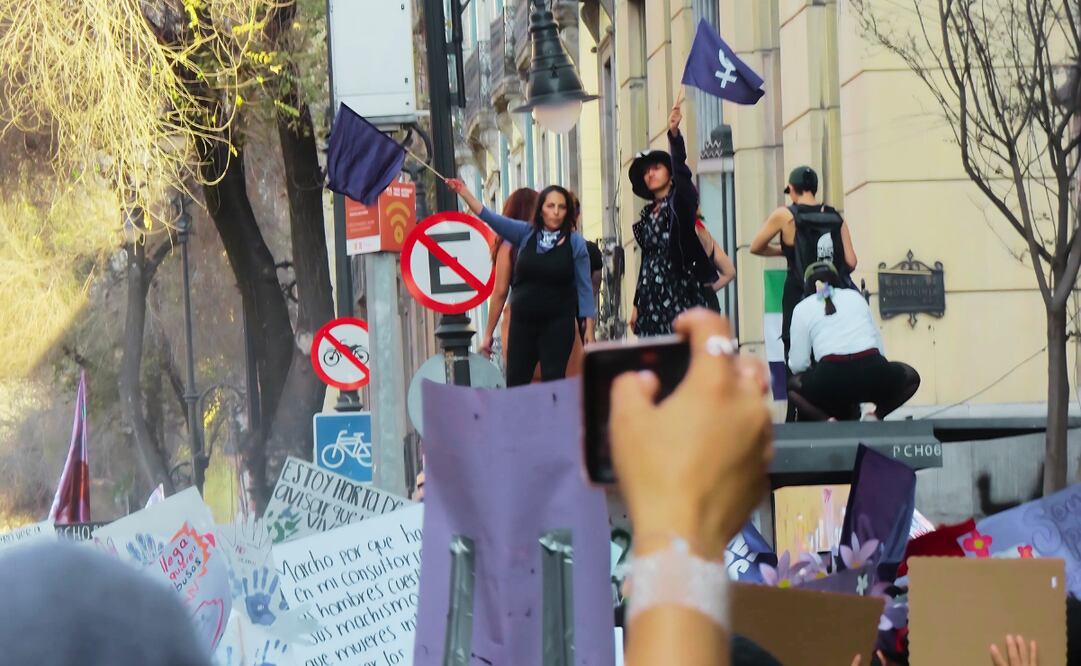 . Ataviadas con pañuelos verdes y morados, portando pancartas y entonando consignas, las manifestantes transformaron la avenida en un río de voces que clamaban por sus derechos y por un futuro libre de violencia de género.
Foto: Andrea Oliva