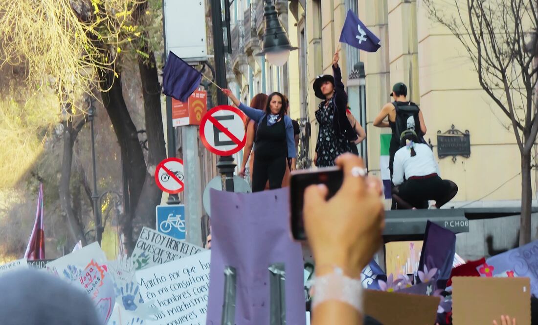 . Ataviadas con pañuelos verdes y morados, portando pancartas y entonando consignas, las manifestantes transformaron la avenida en un río de voces que clamaban por sus derechos y por un futuro libre de violencia de género.
Foto: Andrea Oliva