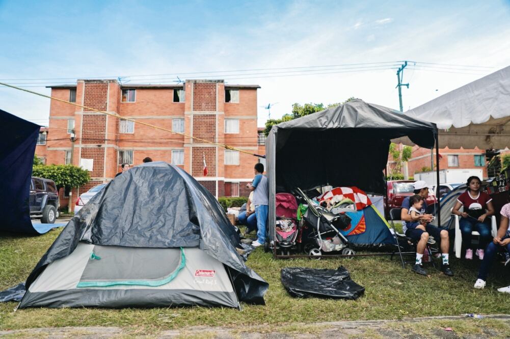 En Tetelcingo, Morelos, la unidad habitacional del Infonavit quedó con severos daños y sus ocupantes acampan afuera de los edificios (IVÁN STEPHENS. EL UNIVERSAL)