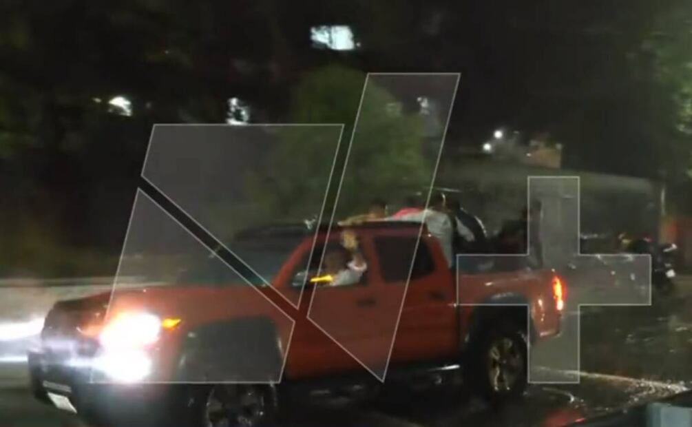 Las lluvias provocaron que la combi se quedara parada en la salida de hacia Santa Mónica, además que la circulación se encuentra completamente detenida en anillo periférico, así como la salida de la autopista México-Querétaro. Foto: Especial