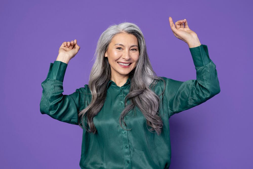 Las canas son un cambio natural del cabello. Foto: Freepik