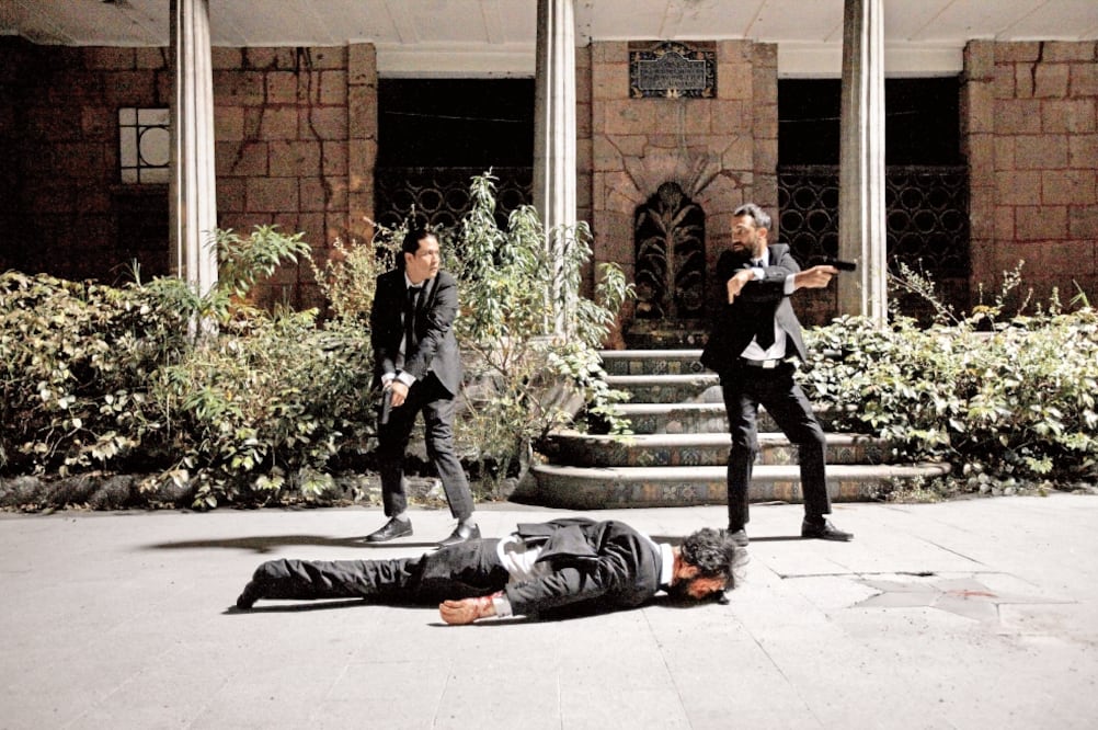 21:10 horas. Muerto desde las alturas. Un cadáver cayendo en el jardín alerta a los protagonistas (FOTOS: VALENTE ROSAS. EL UNIVERSAL)