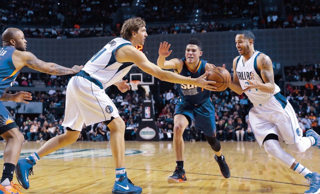Dirk Nowitzki 2-(izq.) estuvo 30 minutos en la duela, que le bastaron para aportar 18 puntos, seis rebotes y una asistencia; Booker (en medio) se destapó con 39 unidades (JOSÉ MÉNDEZ. EFE/USA TODAY SPORTS)